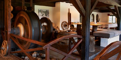 Essen-gehen - Gerichte: Schnitzel - Kärnten - Restaurant Alte Mühle mit Blick auf Mühlrad - Kirchleitn Alte Mühle