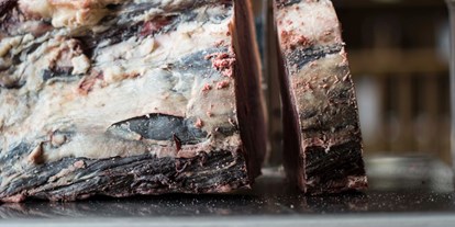 Essen-gehen - Gerichte: Fondue & Raclette - Österreich - Feinstes Fleisch für unsere leckeren Steaks im Restaurant Ainkehr Katschberg. - Restaurant Ainkehr Katschberg