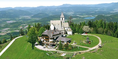 Essen-gehen - Gerichte: Schnitzel - Kärnten - Luftbildaufnahme Magdalensberg - Gipfelhaus Magdalensberg