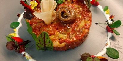 Essen-gehen - Preisniveau: €€€ - Kärnten - Beef Tartar, liebevoll angerichtet - Bachler, Restaurant & Kulturwirtshaus
