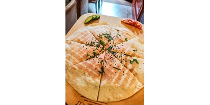 Essen-gehen - Art der Küche: libanesisch - getoastete Schafkäse   - Eleven Eleven Restaurant & Tagesbar - Salzburg