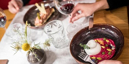 Essen-gehen - Art der Küche: mediterran - Kärnten - Buratta auf Rote Rüben Pürree - mo.wi - Das Restaurant im Hotel Moserhof