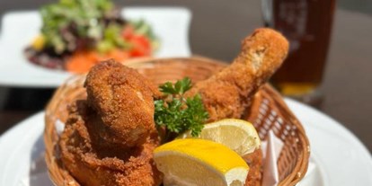 Essen-gehen - Gerichte: Meeresfrüchte - Österreich - Backhendl im Körberl serviert - Restaurant Sissi