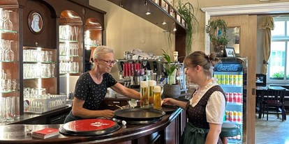 Essen-gehen - grüner Gastgarten - Österreich - Die gemütliche Bar im Restaurant Sissi mit den zwei top Kellnerinnen Bernadette und Luise. - Restaurant Sissi
