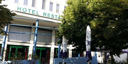 Essen-gehen - Gerichte: Gegrilltes - Burgenland - Gastgarten vor dem Haus - Martinihof Hotel Restaurant