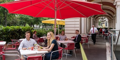 Essen-gehen - Sitzplätze im Freien - Österreich - Schanigarten Restaurant Roth - Roth