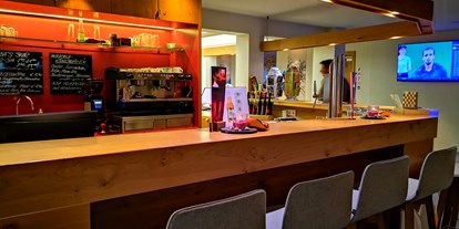 Essen-gehen - Buffet: Salatbuffet - Österreich - Bar "Insa's" mit Sky-Channel - Hapimag Resort Zell am See - Restaurant "Insa's"