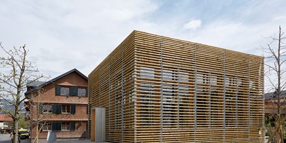 Essen-gehen - Vorarlberg - Der moderne Holzbau des Ernele fügt sich harmonisch ins Ensemble des Romantikhotel Schiff.  - Ernele im Romantikhotel Das Schiff