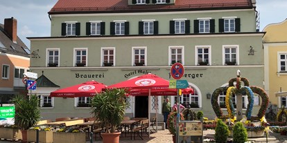 Essen-gehen - Gerichte: Gegrilltes - Bayern - Aussenansicht - BIergarten auf dem Marktplatz - Hotel Brauereigasthof Amberger