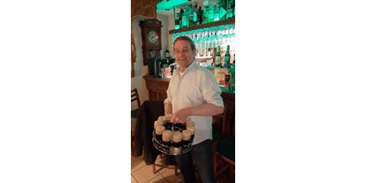 Essen-gehen - rollstuhlgerecht - Bayern - Und jetzt an Sophies Bar mit dunklem Bier
30 schottische Whiskies im Hintergrund - nur Single Malts (Sophie wird der SophienBäck von Stammgästen genannt - SophienBäck