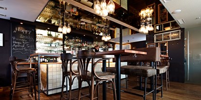 Essen-gehen - Hohenems - Eine gekonnte Mischung aus traditioneller und neuer Möblierung zieren das Ambiente und sorgen für Wohlfühlatmosphäre. - Schmugglar Restaurant Cafe Bar