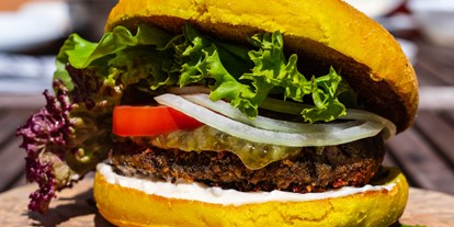 Essen-gehen - Gerichte: Hausmannskost - Bayern - Veganer Black Bean Burger: Burger im Curcuma Bun mit einem Patty aus Bohnen, Soja und Linsen, abgerundet mit Cashewnüssen hausgmachter Sojamayo und Gurkenrelish - Murrerwirt in Aiterhofen