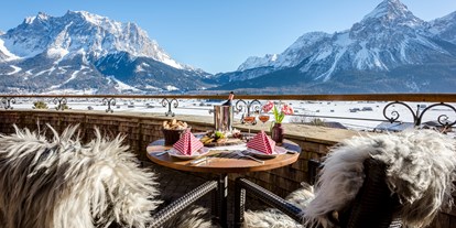 Essen-gehen - Live Musik abends - Österreich - Beheizbare Sonnenterrasse mit Blick auf die Zugspitze und Sonnenspitze - Post Gourmet Stube im Hotel Post Lermoos
