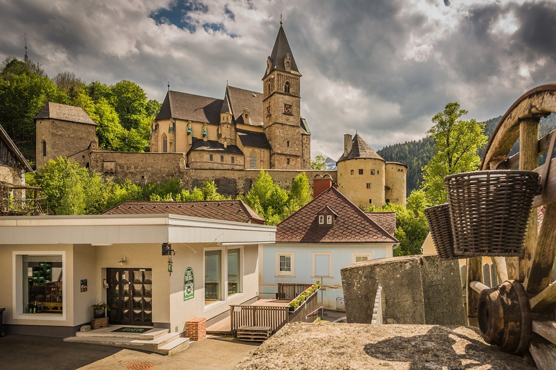 Restaurant: Unser Wirtshaus und Kleinbrauerei liegt am Fuße der sehenswerten Kirchenburg St.Oswald in Eisenerz - Erzbergbräu