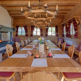 Restaurant: Nobelstube mit Tafel für 20 Personen im Almdorf Seinerzeit - Almdorf Seinerzeit