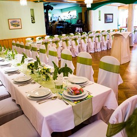 Restaurant: Unser freundlicher Saal eignet sich hervorragend für ihre Feiern und Anlässe, wie Geburtstage, Taufen, Firmungen und Hochzeiten.  - Gasthaus Buchegger