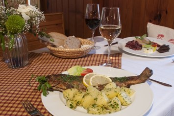 Restaurant: Auf unserer Speisekarte finden Sie vor allem traditionelle österreichische Gerichte. Eine Spezialität des Hauses ist die gebratene Forelle aus den eigenen Fischteichen. - Gasthaus Buchegger