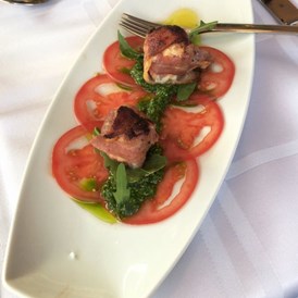 Restaurant: Paradaisercarpaccio mit gebratenem Schafkäse im Speckmantel & Ruccolapesto - Gasthaus Saalachstubn