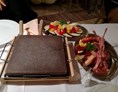 Restaurant: Altamira
Gemütliches Beisammensein mit Freunden. Kochen auf einem heissen Stein - Restaurant Riega