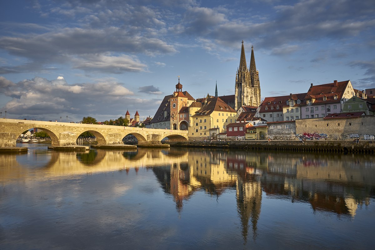 Blick auf die Donau, auf die Steinerne Br&uuml;cke und auf den Dom von Regensburg