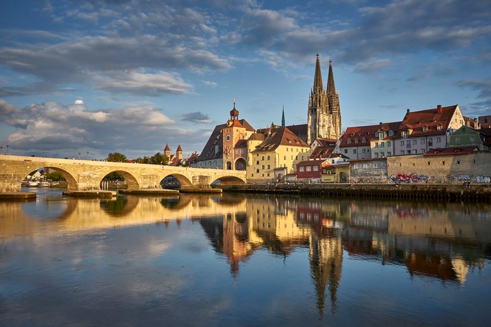 Blick auf die Donau, auf die Steinerne Brücke und auf den Dom von Regensburg