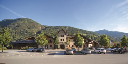 Essen-gehen - Sitzplätze im Freien - Tiroler Oberland - Trofana Tyrol - Trofana Tyrol - Wirtshaus und Erlebnisdorf