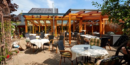 Essen-gehen - grüner Gastgarten - Eifel - Restaurant Mausefalle