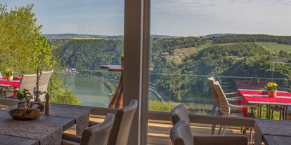 Essen-gehen - Sitzplätze im Freien - Oberwesel - Aussicht vom Café/Restaurant auf den Rhein und die Loreley - Loreleyblick Maria Ruh