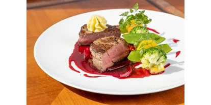 Essen-gehen - Gerichte: Wild - Görb - Rinderfilet Steak mit Gemüseallerlei - 
Beef Filet with steamed vegetables - Grand-Café u. Restaurant Zauner Esplanade