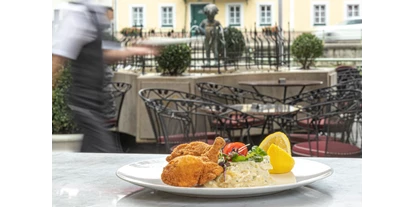 Essen-gehen - Gerichte: Wild - Görb - Backhendl mit Kartoffel/Gurkensalat - 
Fried Chicken with a potato-cucumber salad  - Grand-Café u. Restaurant Zauner Esplanade