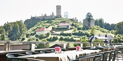 Essen-gehen - Preisniveau: €€€ - Stumpten - Blick von Terrasse auf Burg - Landhotel Hoftaverne Atzmüller