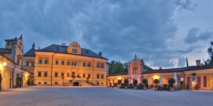 Essen-gehen - Sitzplätze im Freien - Anif - Schlosshof - Gasthaus zu Schloss Hellbrunn
