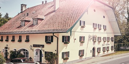 Essen-gehen - grüner Gastgarten - PLZ 5425 (Österreich) - Außenansicht Rolly & House - ****Hotel und Restaurant Schlosswirt zu Anif