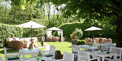 Essen-gehen - grüner Gastgarten - Anif - Gastgarten - ****Hotel und Restaurant Schlosswirt zu Anif