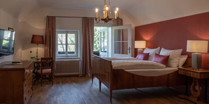 Essen-gehen - grüner Gastgarten - Gaißau (Krispl) - Doppelzimmer im Biedermeierstil - ****Hotel und Restaurant Schlosswirt zu Anif