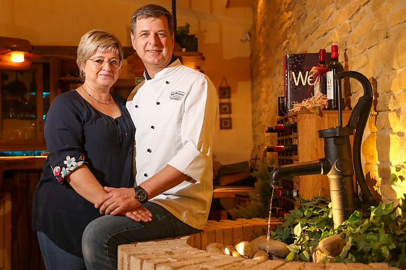 Restaurant - Gabi & Michael Petry vor ihrem Dorfbrunnen - Restaurant Dorfbrunnen
