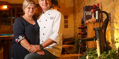 Essen-gehen - Gerichte: Schnitzel - Kirkel - Gabi & Michael Petry vor ihrem Dorfbrunnen - Restaurant Dorfbrunnen