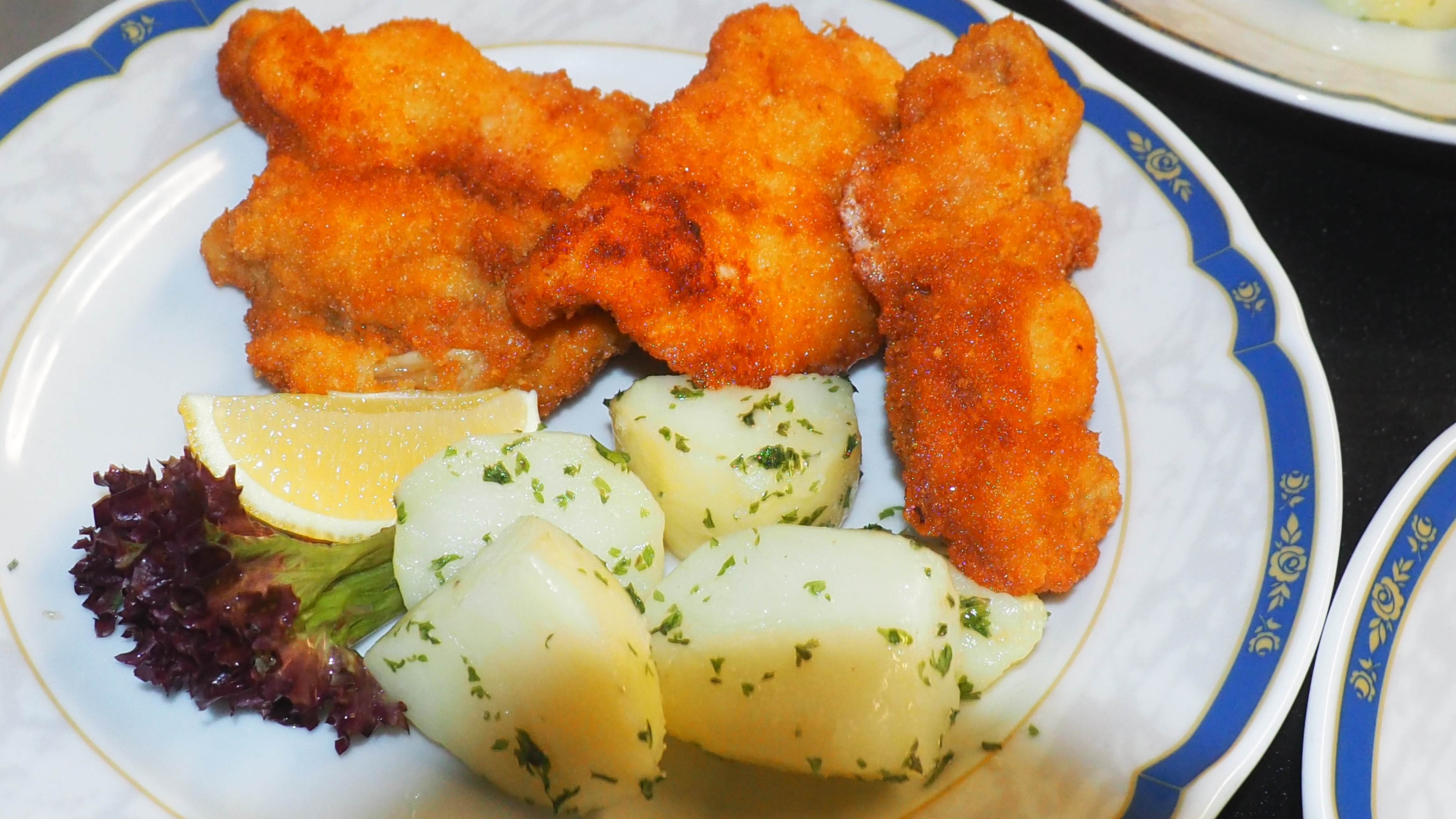 Restaurant - Das BACKHENDL, ein traditionelles Gasthausessen in Österreich. Hier ausgelöstes Fleisch von Pularden, das sind sehr große Hühner . - Gössnitzer
