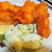 Restaurant - Das BACKHENDL, ein traditionelles Gasthausessen in Österreich. Hier ausgelöstes Fleisch von Pularden, das sind sehr große Hühner . - Gössnitzer