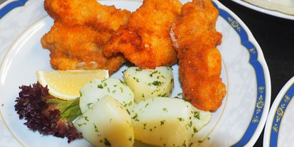 Essen-gehen - Gerichte: Curry - Das BACKHENDL, ein traditionelles Gasthausessen in Österreich. Hier ausgelöstes Fleisch von Pularden, das sind sehr große Hühner . - Gössnitzer