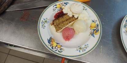 Essen-gehen - Preisniveau: €€ - Maierhof (Neukirchen an der Enknach) - Ein Dessert, wir machen auch das Sessertgebäck und das Eis selbst und frisch aus natürlichen Zutaten  - Gössnitzer