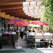 Restaurant - Schattiger Gastgarten mit 100 Sitzplätzen - ideal für Busgruppen! - Agrarium Gasthaus Zaubergart'l