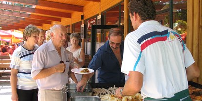 Essen-gehen - Sitzplätze im Freien - Vorchdorf - Grill- und Salatbuffets auf Vorbestellung! - Agrarium Gasthaus Zaubergart'l