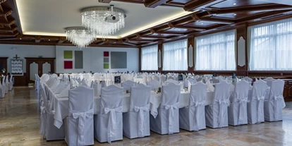 Essen-gehen - Öhndorf - Großer Saal für bis zu 350 Personen. Ideal für Hochzeiten, Firmenfeiern und Geburtstagsfeiern. Stuhlhussen sind vom Haus - Gasthof Mayr