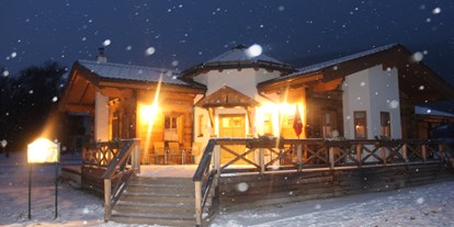 Essen-gehen - Preisniveau: €€ - Forstau (Forstau) - Unser Gasthaus an einem tiefverschneiten Abend. - Gasthaus Krallinger