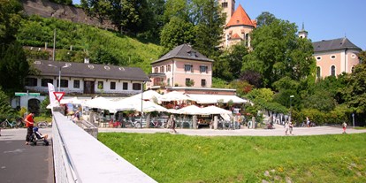 Essen-gehen - grüner Gastgarten - Salzburg-Stadt Salzburg Süd - Cafe am Kai
