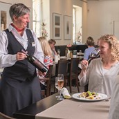 Restaurant - freundlicher Service im Gasthaus Schloss Wackerbarth - Gasthaus Schloss Wackerbarth