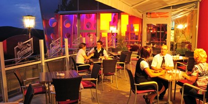 Essen-gehen - Buffet: All you can eat-Buffet - Eibenstock - Panoramarestaurant Glashaus, Terrasse, Abend, außen - Panoramarestaurant Glashaus