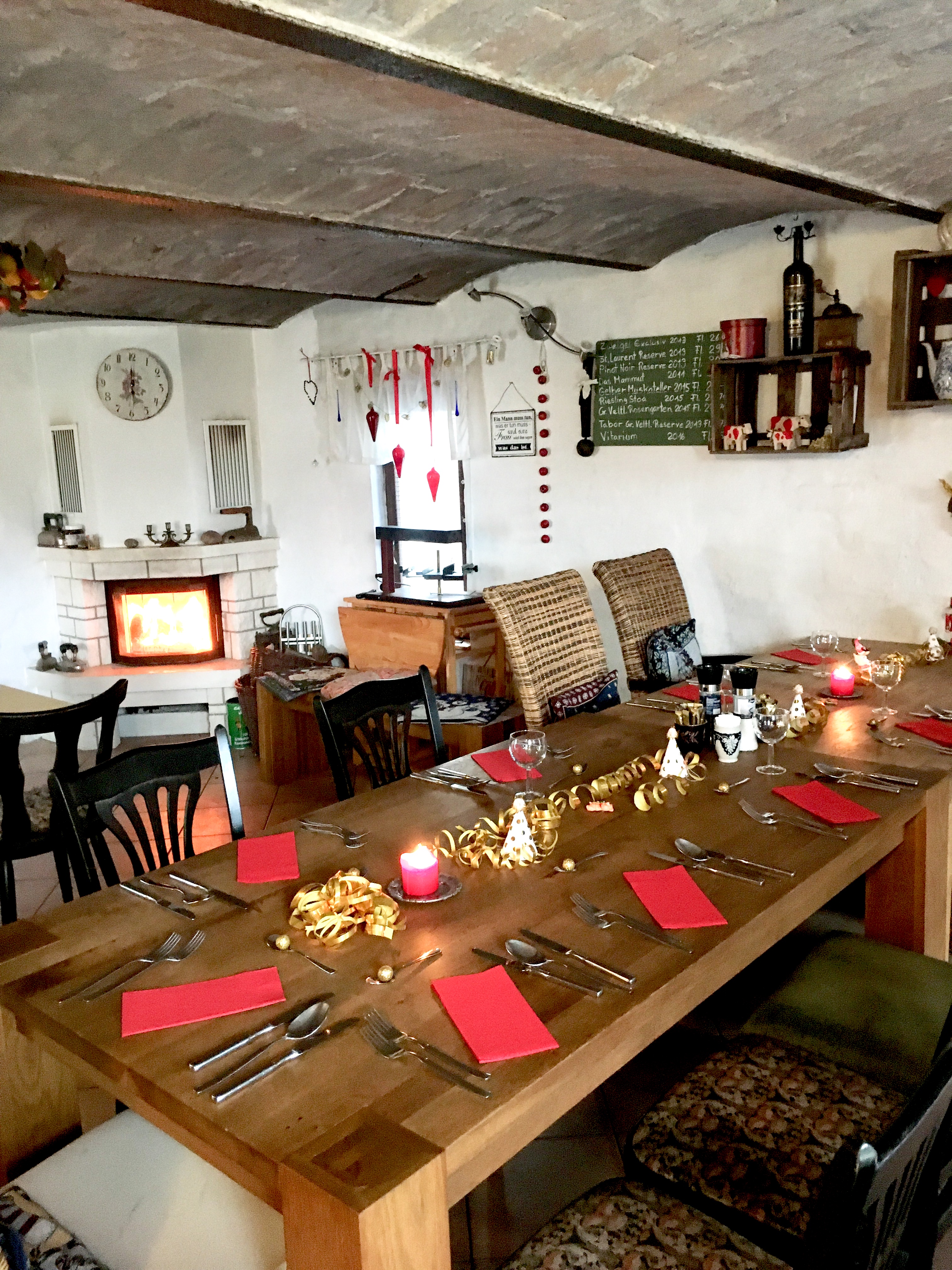 Restaurant - Gemütliches Beisammensein am brennenden Kamin - Schweizer Kaminstübli