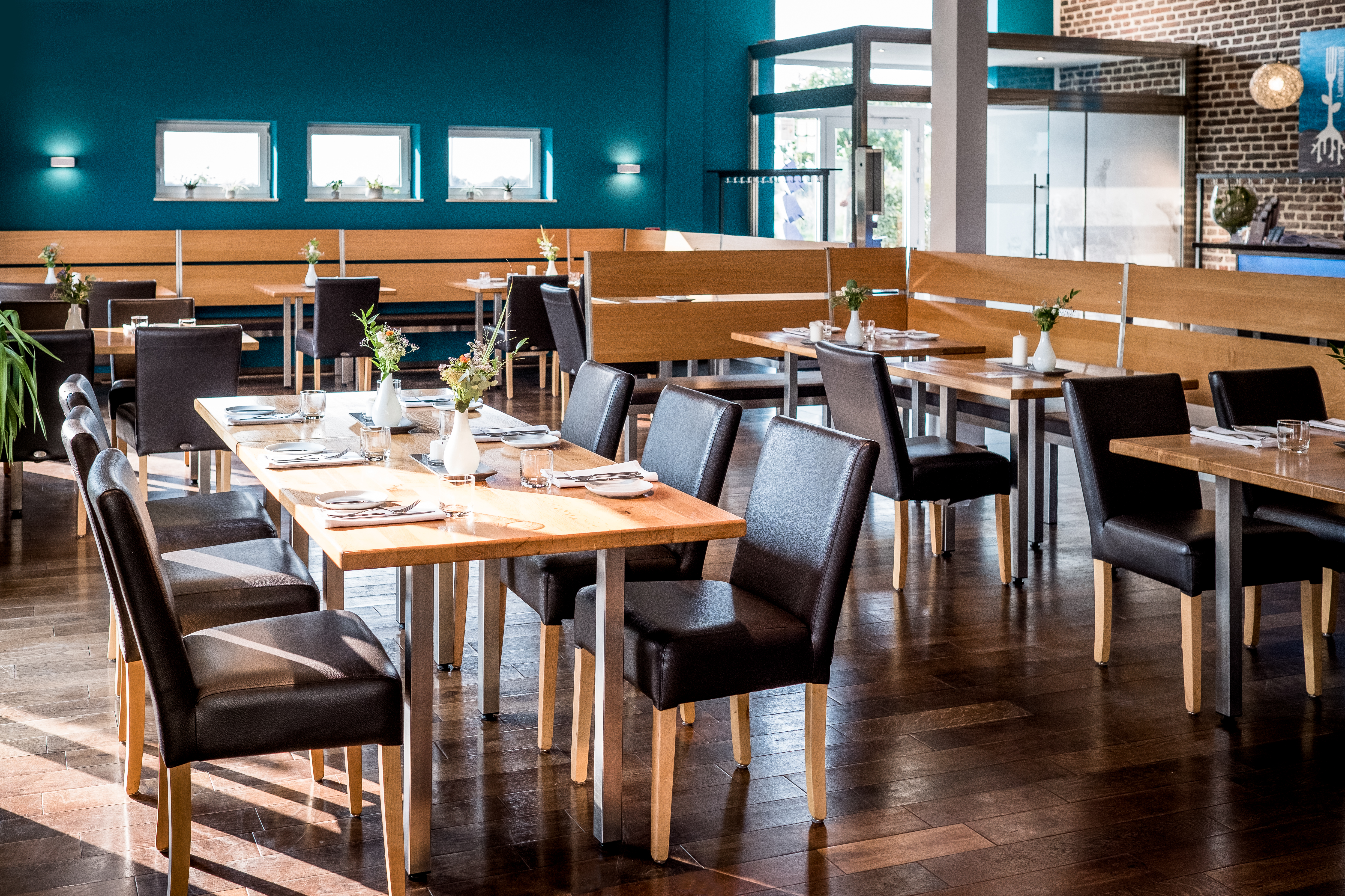 Restaurant - vorderer Restaurantbereich mit offener Küche - Restaurant Landwirtschaft